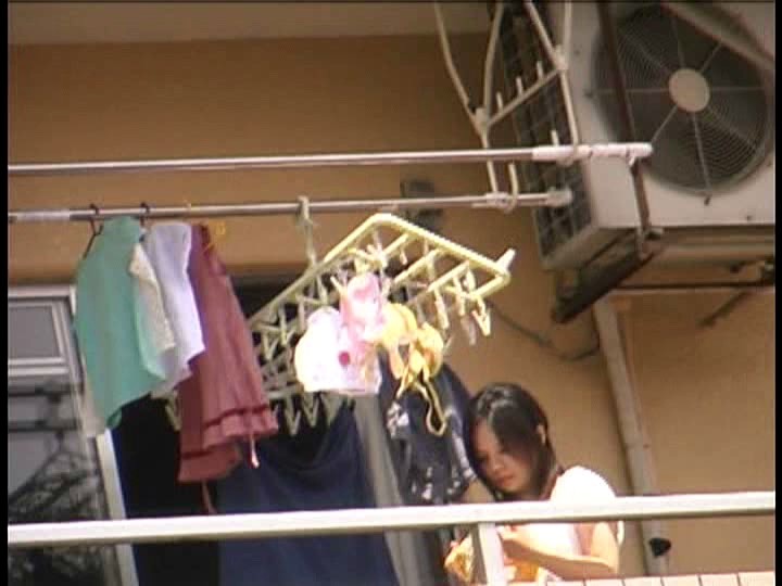 1hunt00209jp 1 - 【熟女画像】下着姿でベランダに出て洗濯物を干す人妻熟女を盗撮した自宅エロ画像